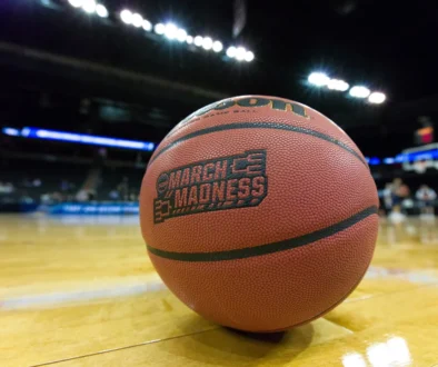 Na hřišti leží basketbalový míč.