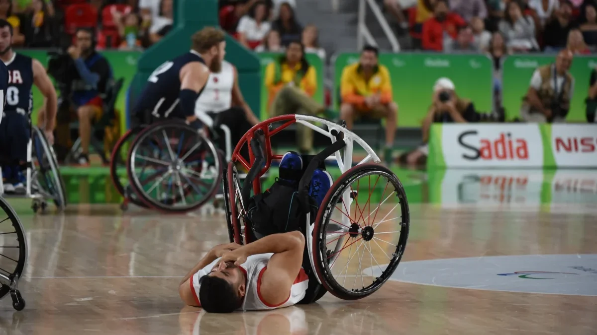 Převrácený paralympijský basketbalista
