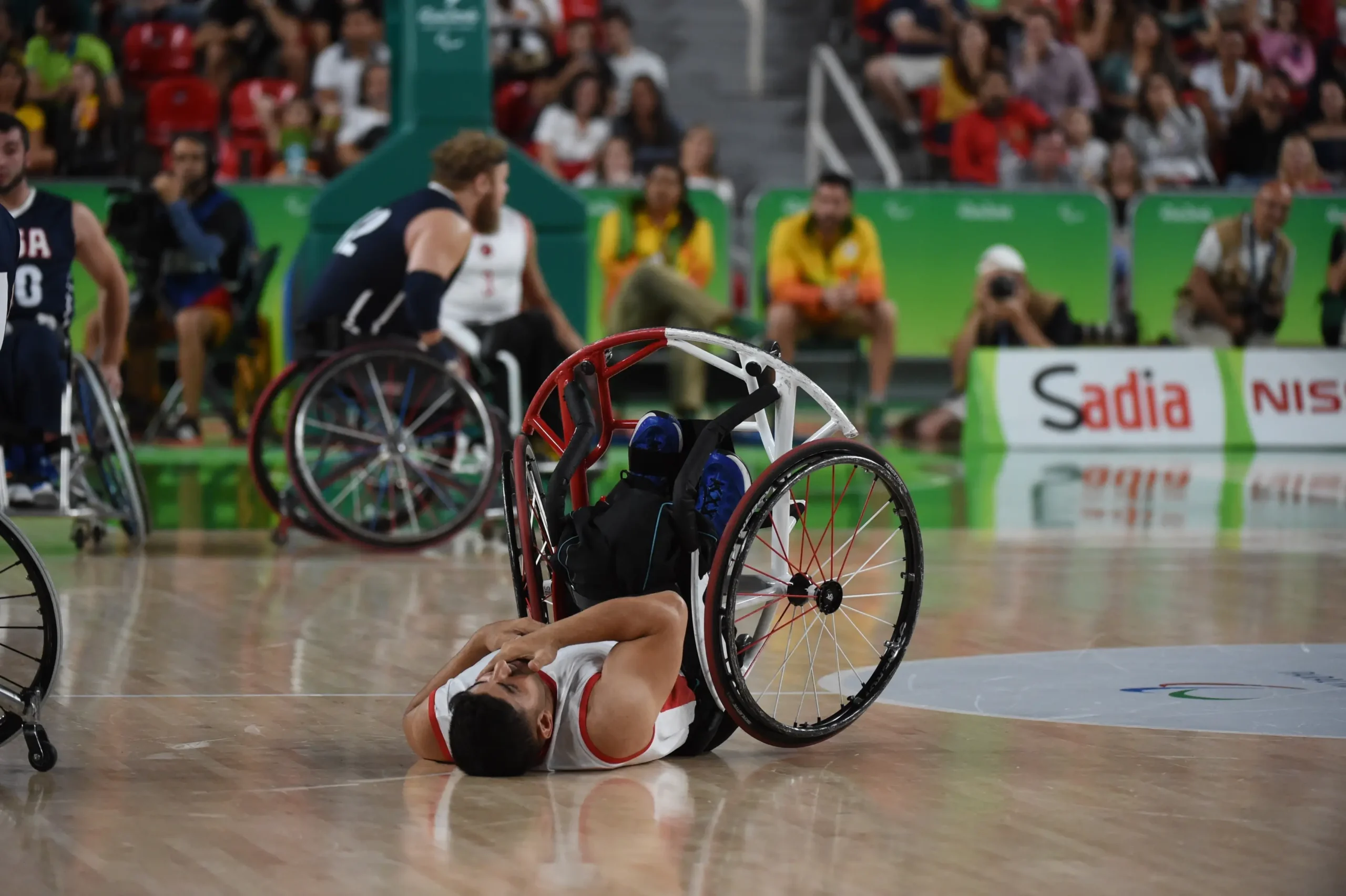 Převrácený paralympijský basketbalista