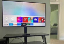 zapnutá televize v obýváku