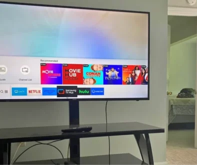 zapnutá televize v obýváku