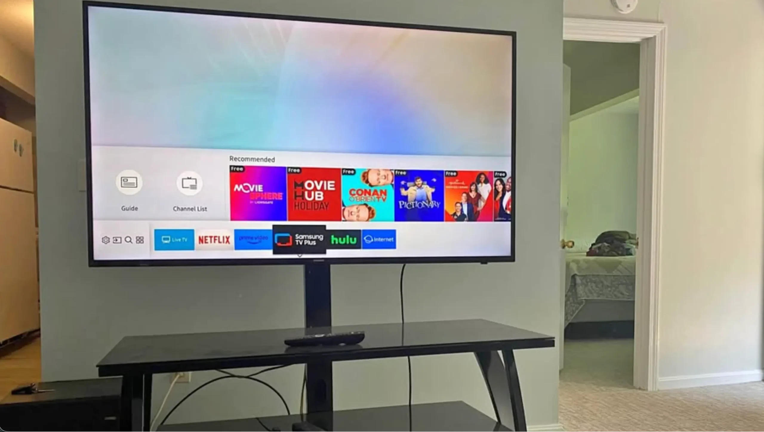 zapnutá televize v obýváku