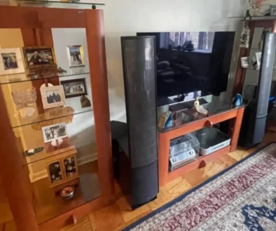 obývací pokoj s televizí