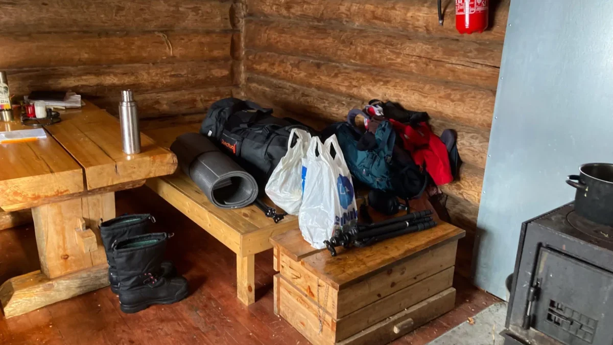 stará chata s kamny