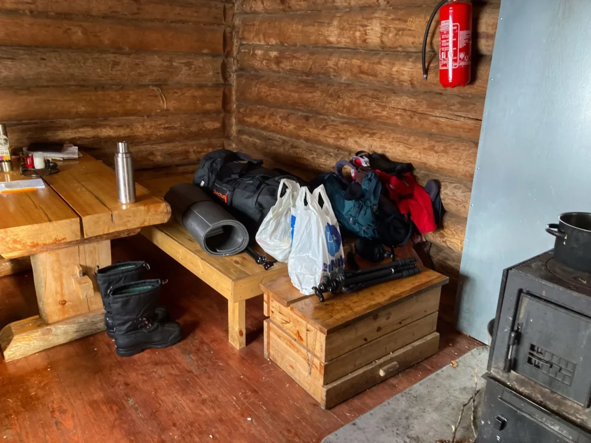 stará chata s kamny