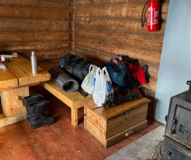 stará chata s kamny