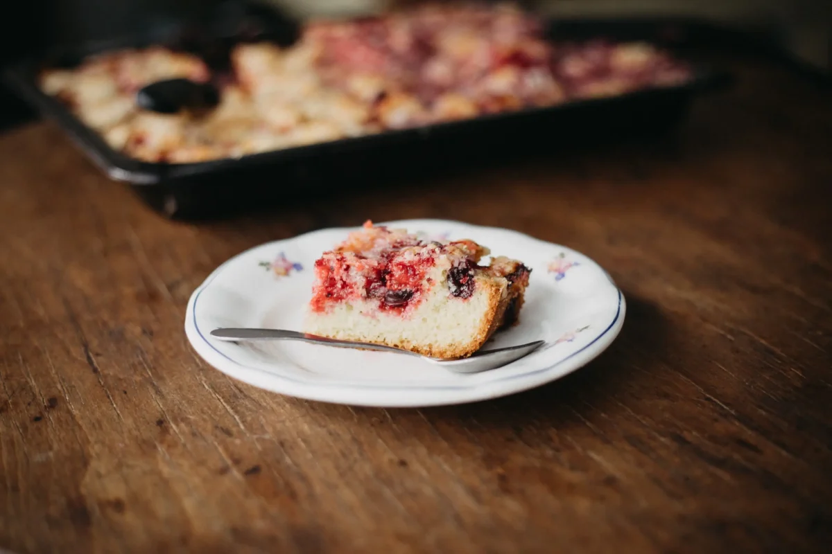 shutterstock_1135643999-2 | TVGURU.cz Na talířku leží ukrojená buchta.