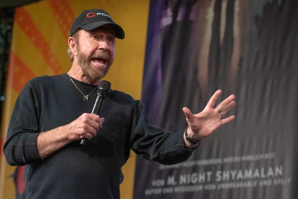 shutterstock_1249916248-2 | TVGURU.cz Chuck Norris hovoří do mikrofonu.