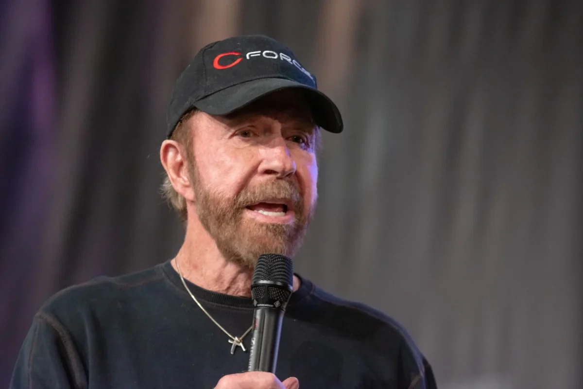 Chuck Norris mluví do mikrofonu.