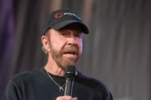 Chuck Norris mluví do mikrofonu.