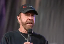 Chuck Norris mluví do mikrofonu.