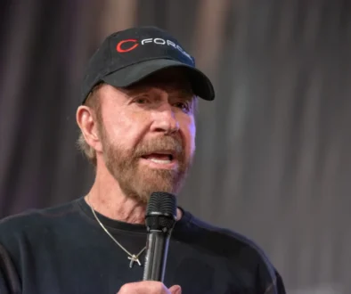 Chuck Norris mluví do mikrofonu.