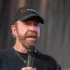 Chuck Norris mluví do mikrofonu.