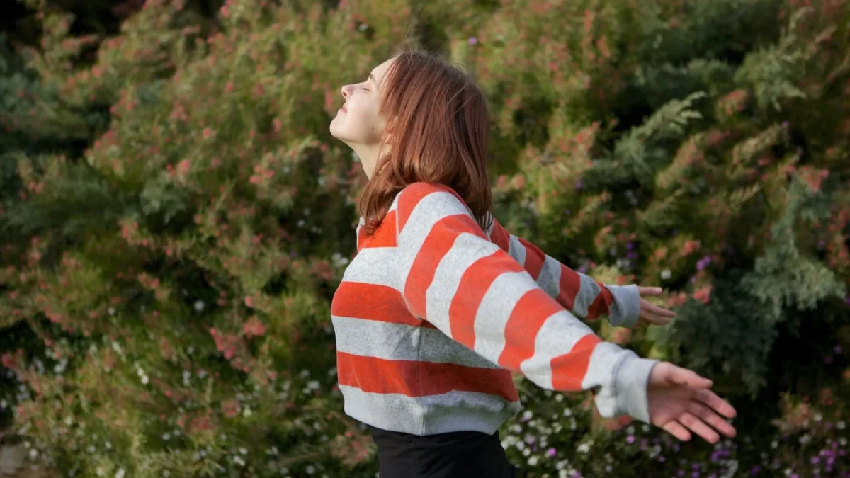 Žena se nadechuje v přírodě.