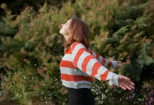 Žena se nadechuje v přírodě.