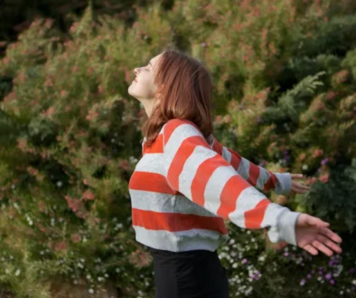 Žena se nadechuje v přírodě.