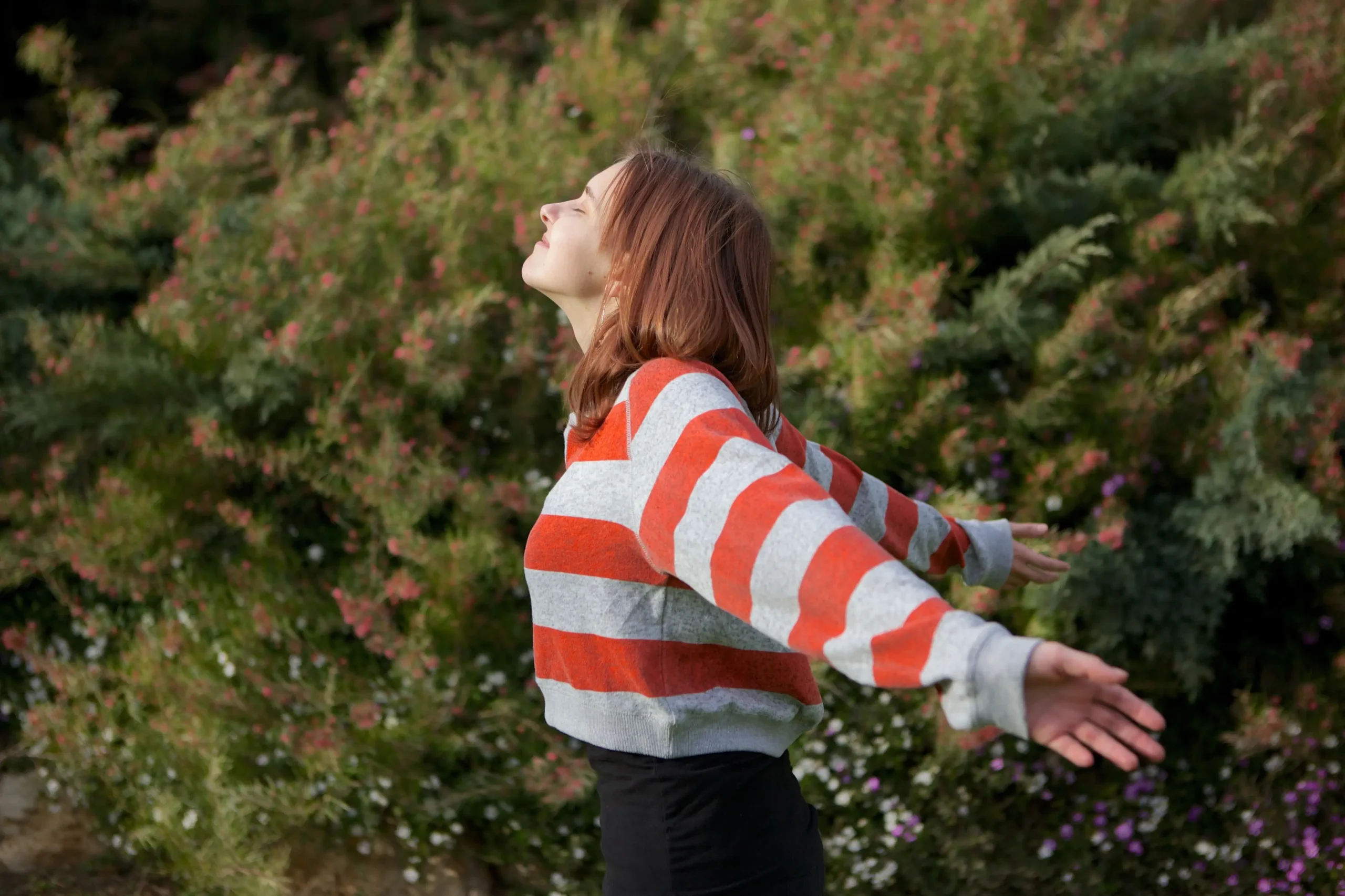 Žena se nadechuje v přírodě.