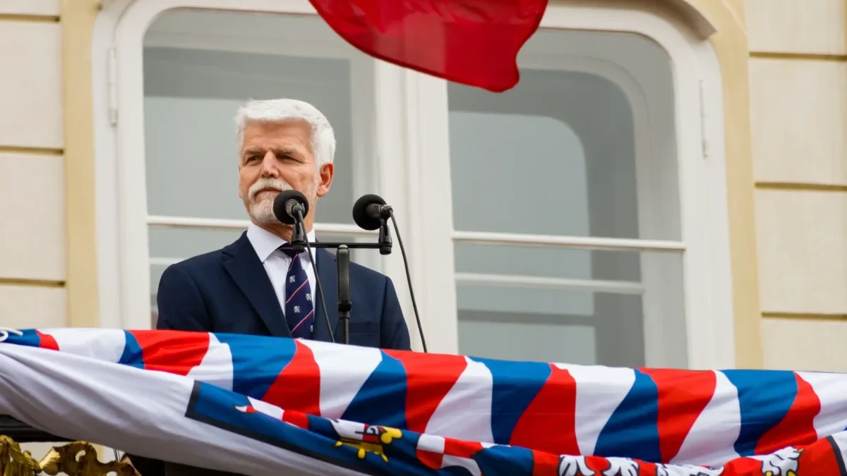 Prezident Petr Pavel mluví do mikrofonu.
