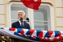 Prezident Petr Pavel mluví do mikrofonu.