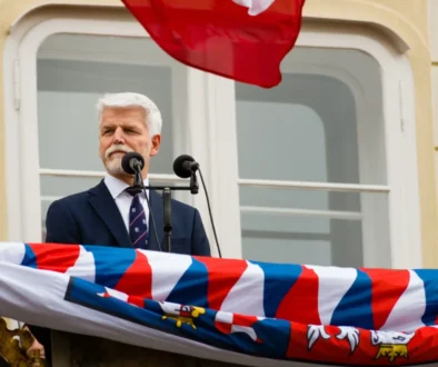 Prezident Petr Pavel mluví do mikrofonu.