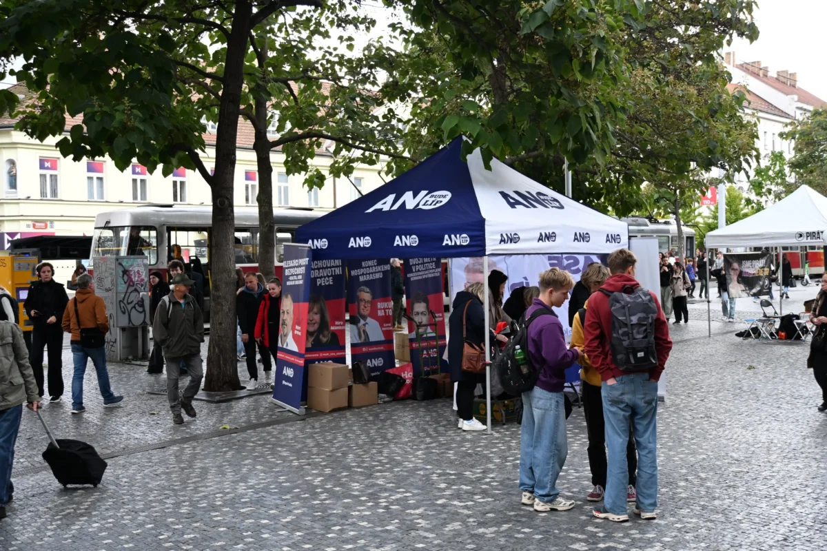 Na Andělu stojí stánek Ano a kolem něj jsou lidé.