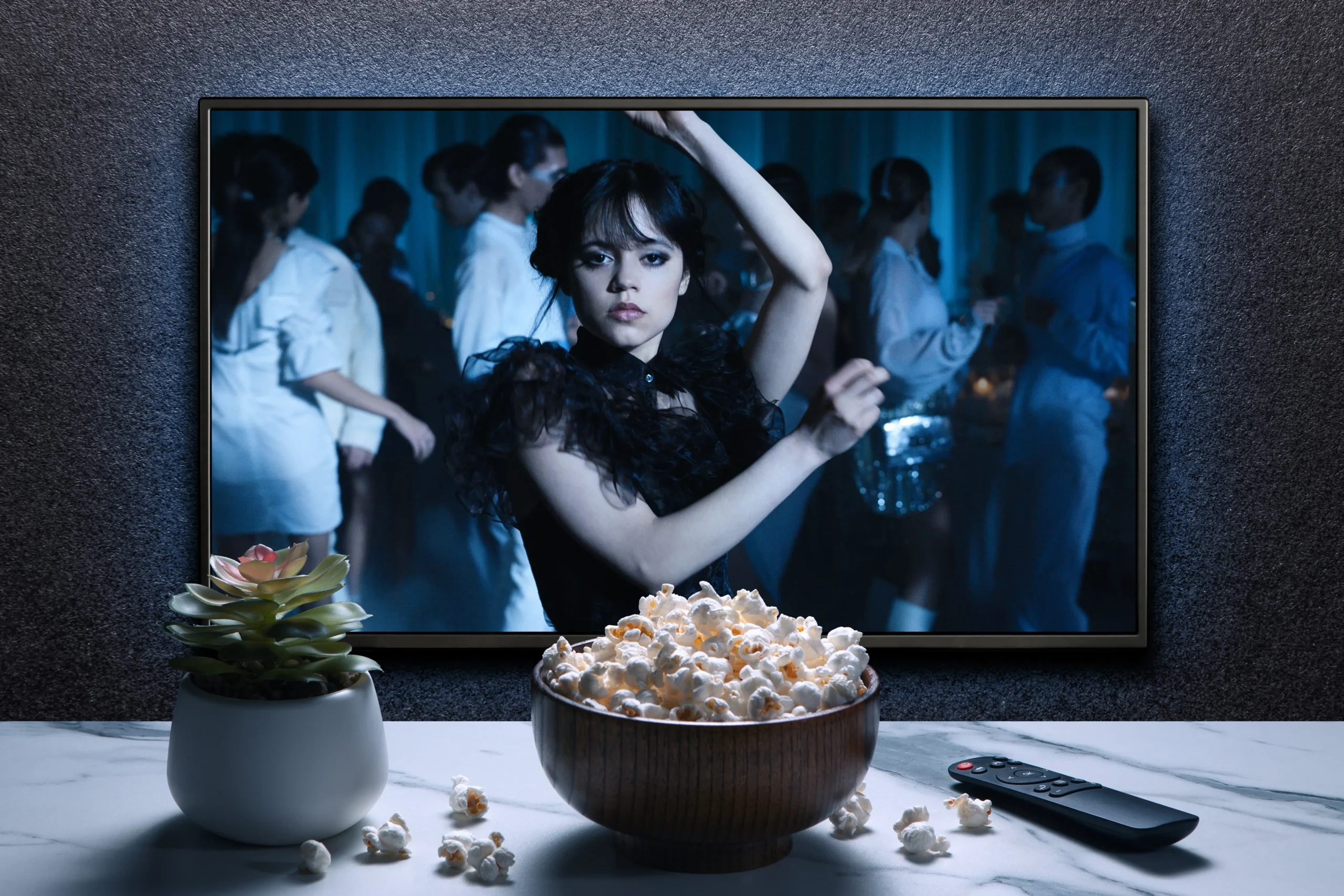 shutterstock_2246608261 1 | TVGURU.cz Seriál Wednesday na televizní obrazovce