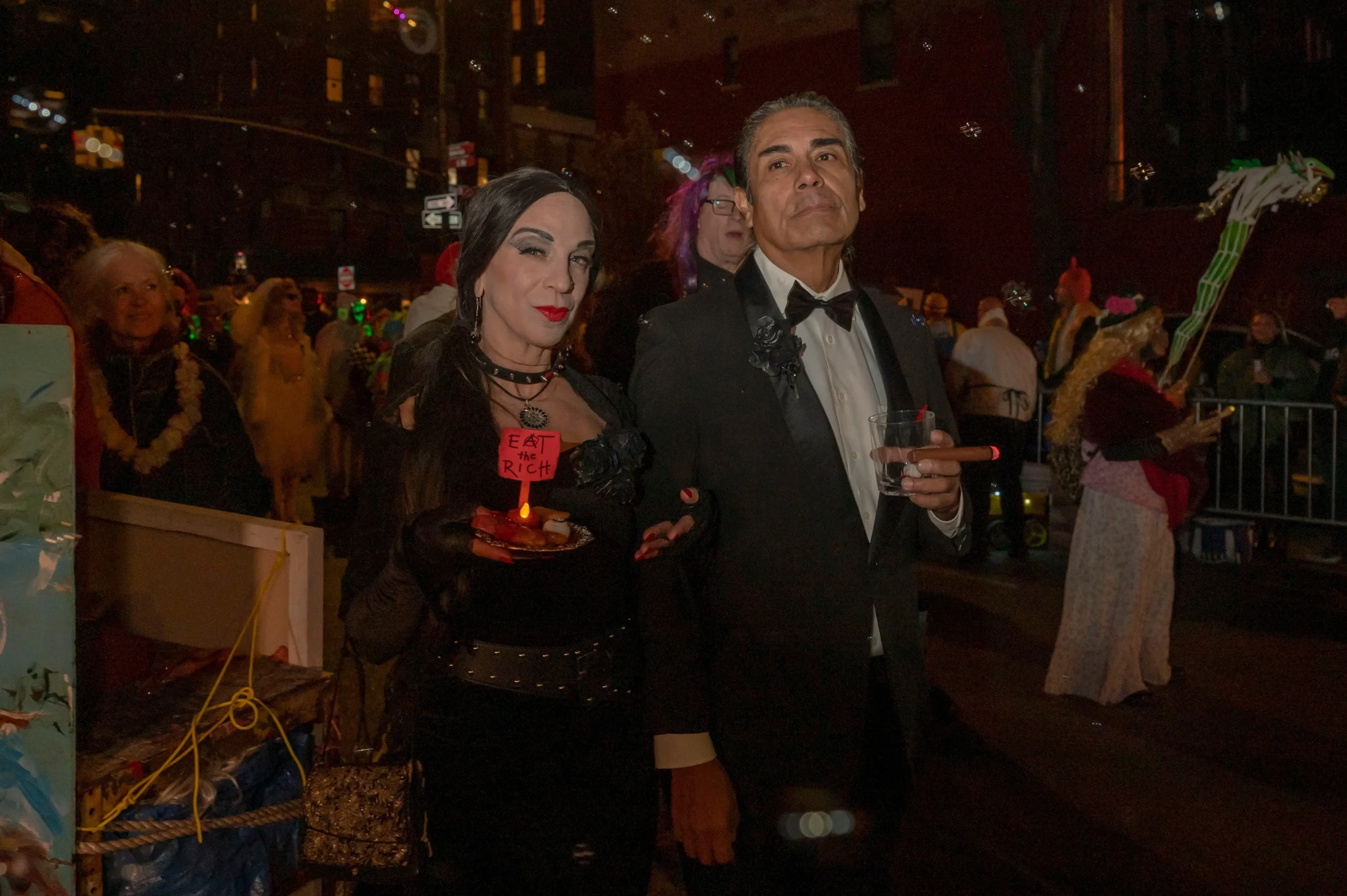 shutterstock_2697031631 1 | TVGURU.cz Pár oblečený v černém