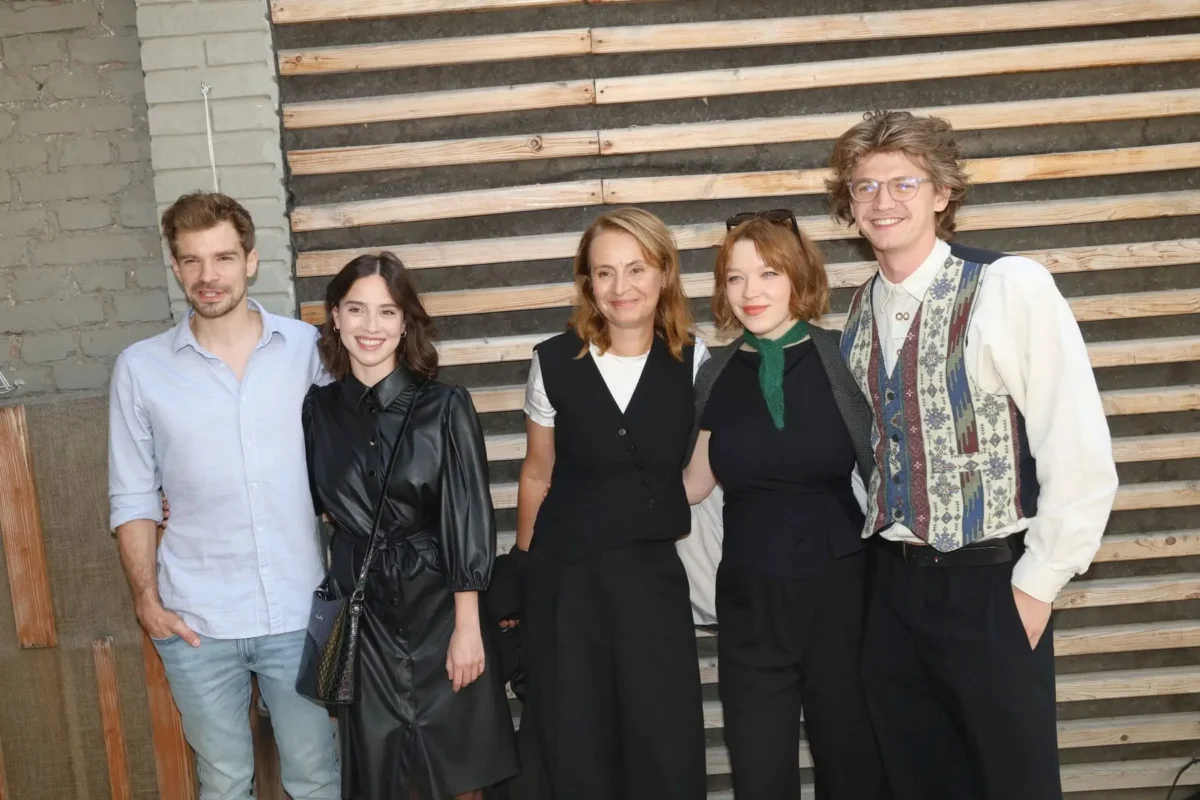 profimedia-1012253985 1 | TVGURU.cz muži a ženy stojící vedle sebe