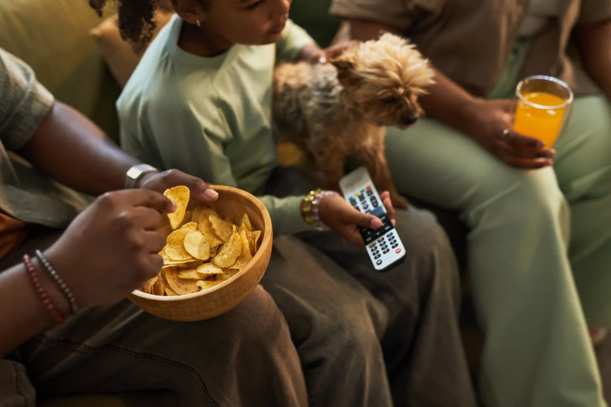 lidé jedí brambůrky