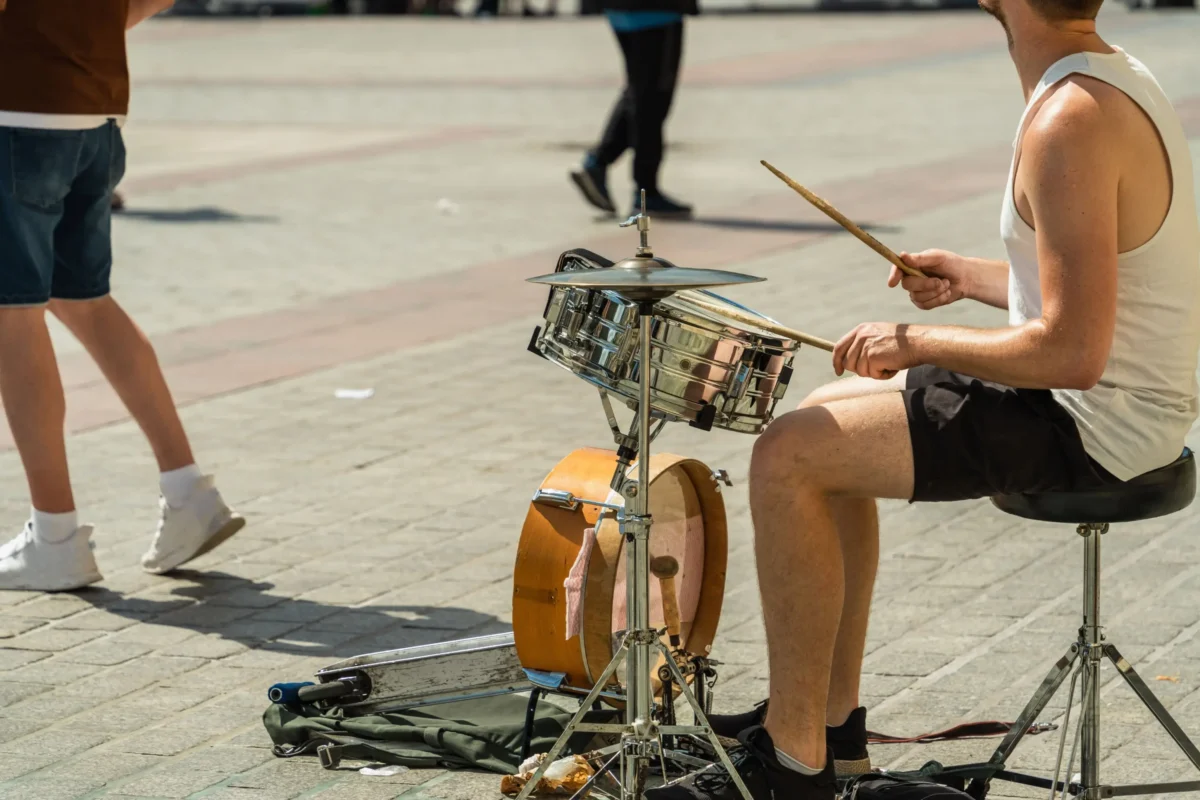 hudebník hrající na bicí