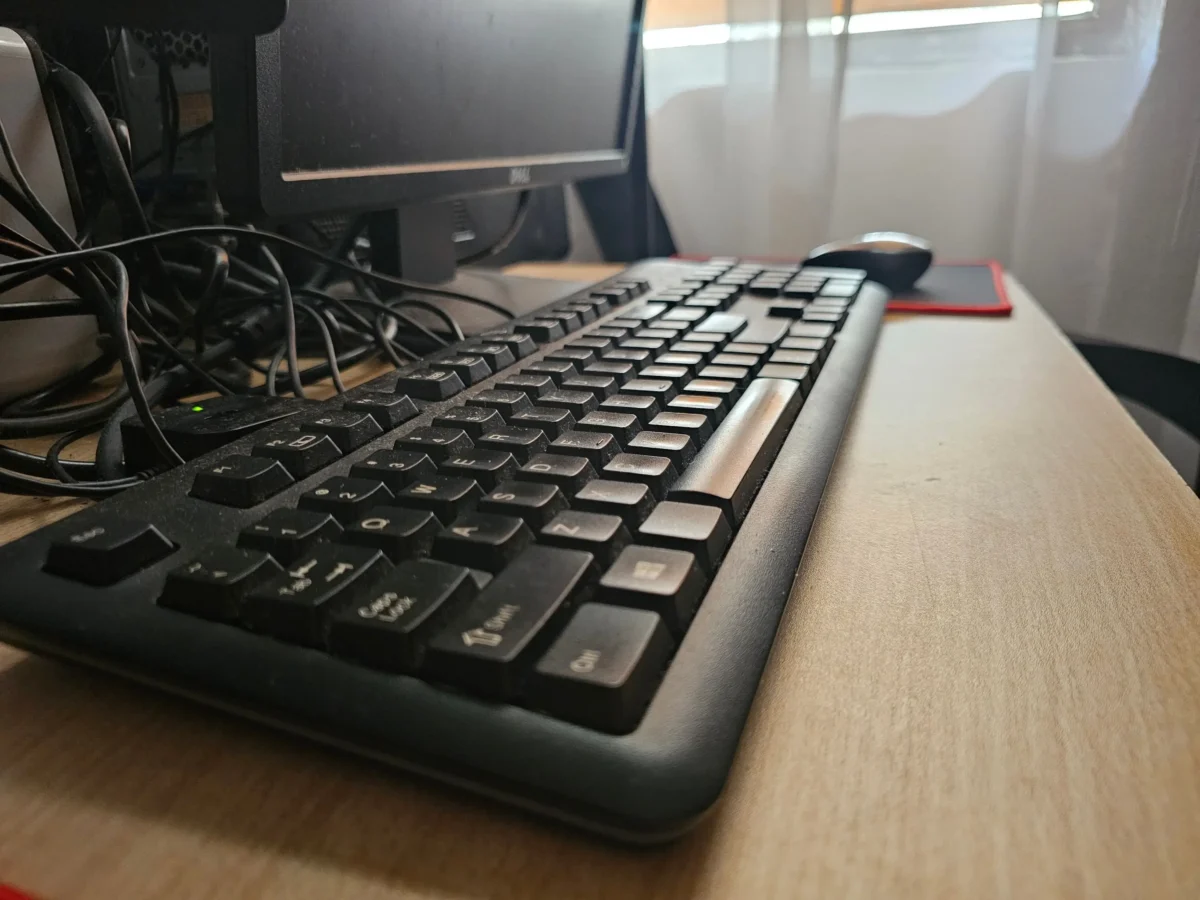 zmeť kabelů na pracovním stole