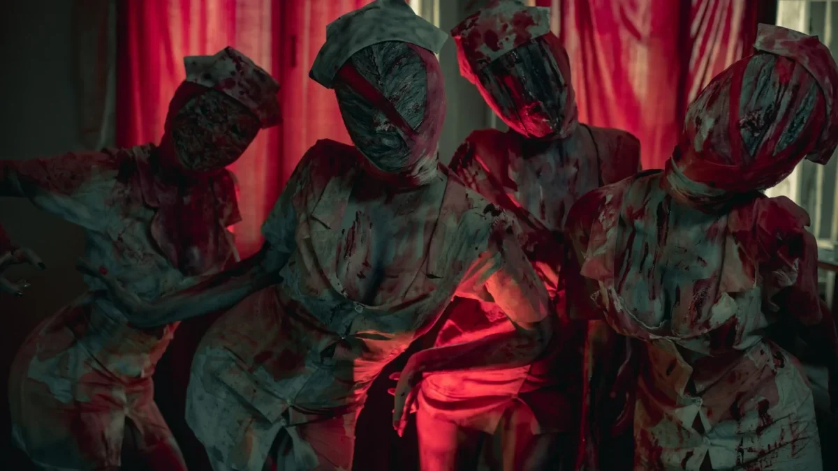 Vedle sebe stojí zahalení lidé.