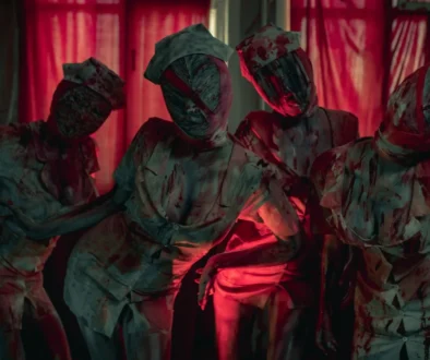 Vedle sebe stojí zahalení lidé.