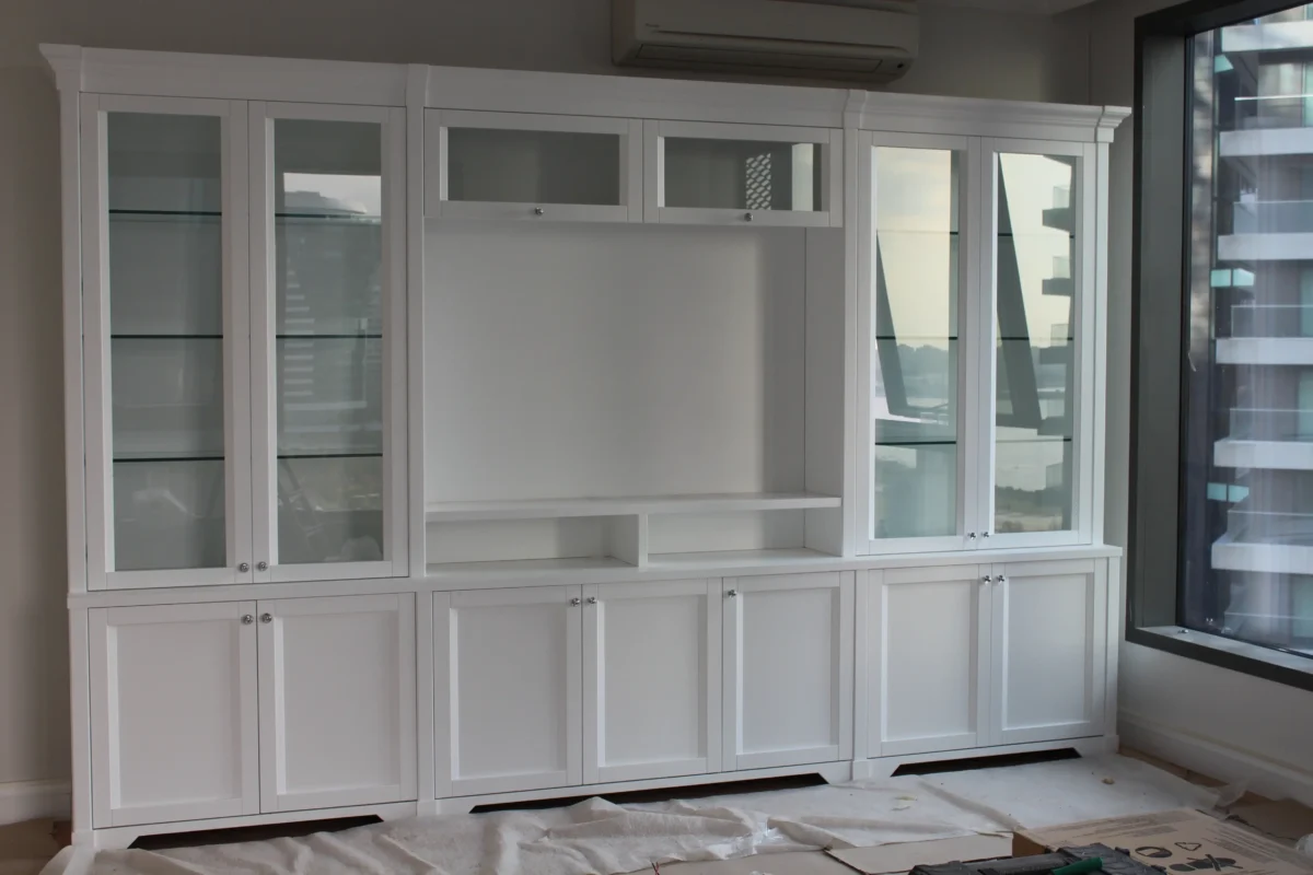 shutterstock_2154109871-2 | TVGURU.cz Prázdná stěna bez televize