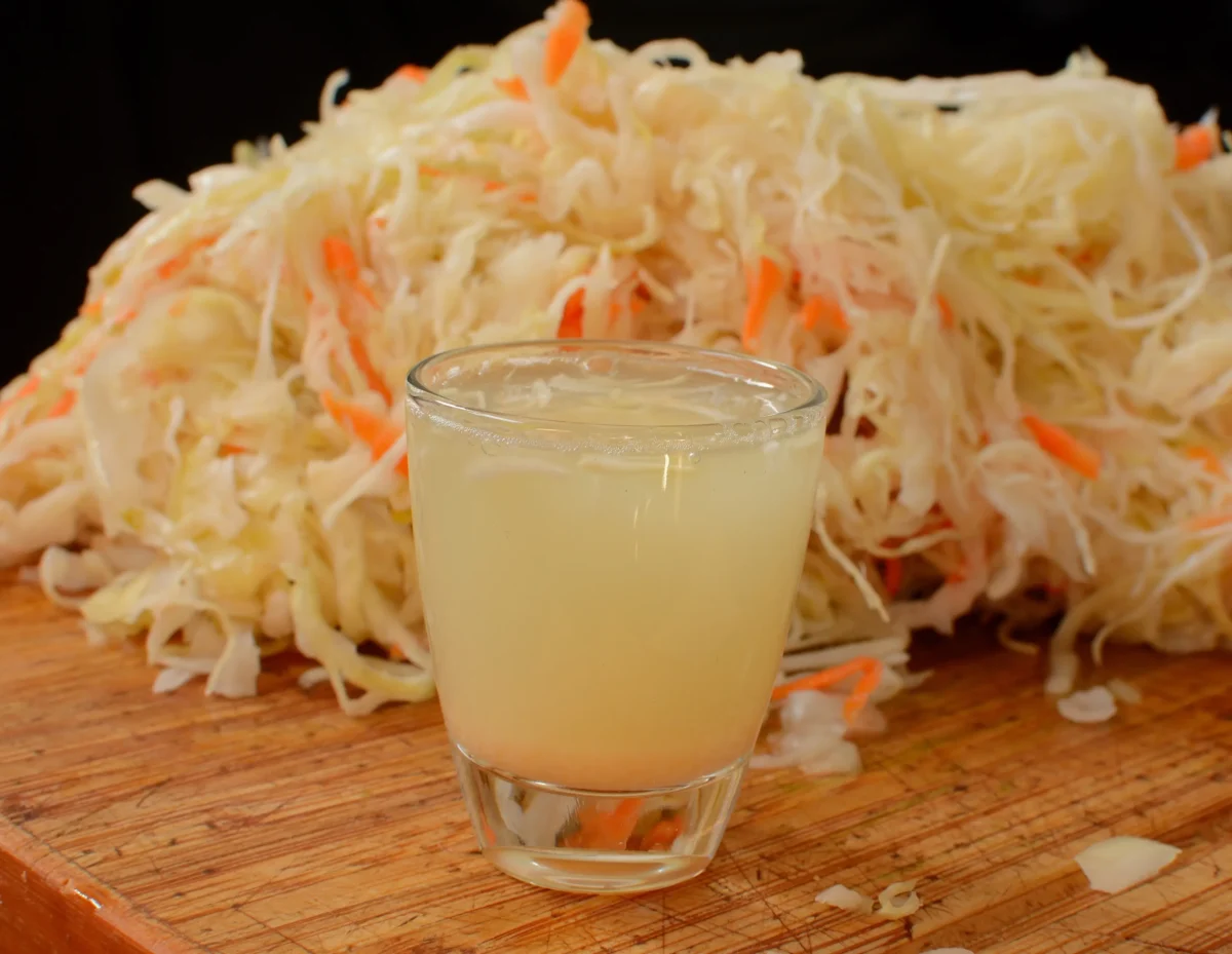 Na stole je šťáva ze zelí a zelí. 