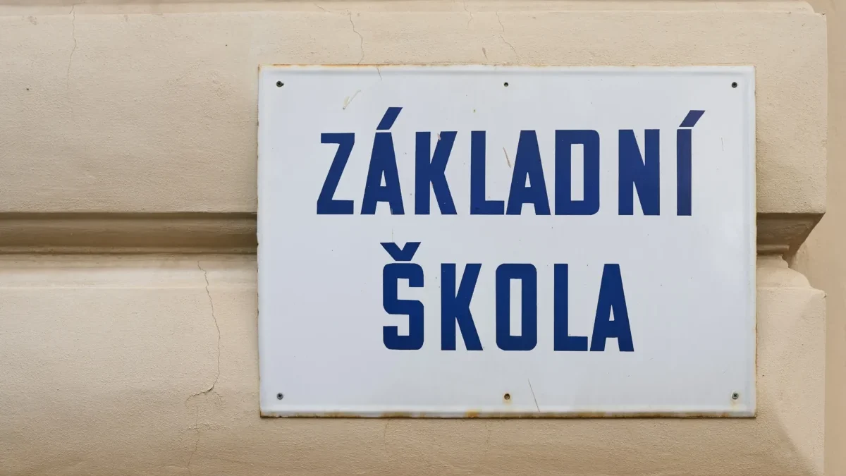 Na budově je cedulka základní škola.