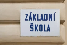 Na budově je cedulka základní škola.