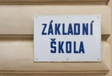 Na budově je cedulka základní škola.