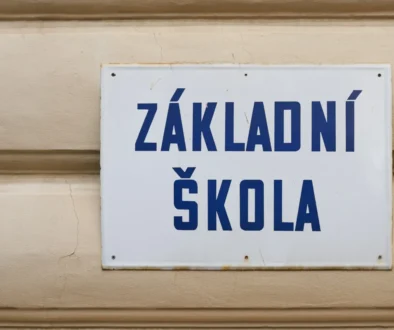 Na budově je cedulka základní škola.