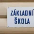 Na budově je cedulka základní škola.