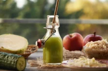 Vedle sebe leží jablka a kysané zelí.