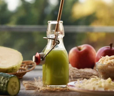 Vedle sebe leží jablka a kysané zelí.