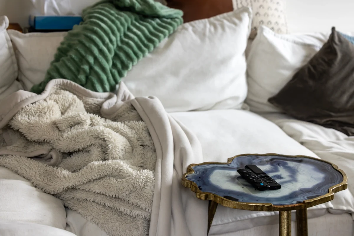 shutterstock_2601670013-2 | TVGURU.cz Rozházené deky po gauči