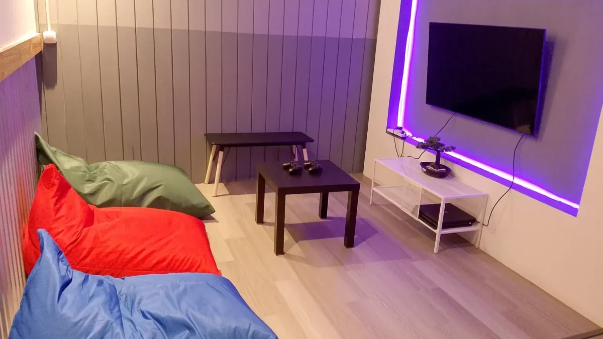 Obývací pokoj s televizí a sedacími vaky