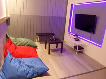 Obývací pokoj s televizí a sedacími vaky