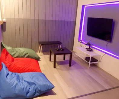 Obývací pokoj s televizí a sedacími vaky