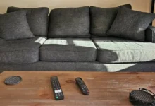 gauč s ovladačem na televizi