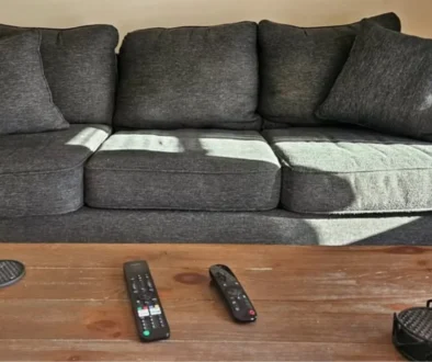 gauč s ovladačem na televizi