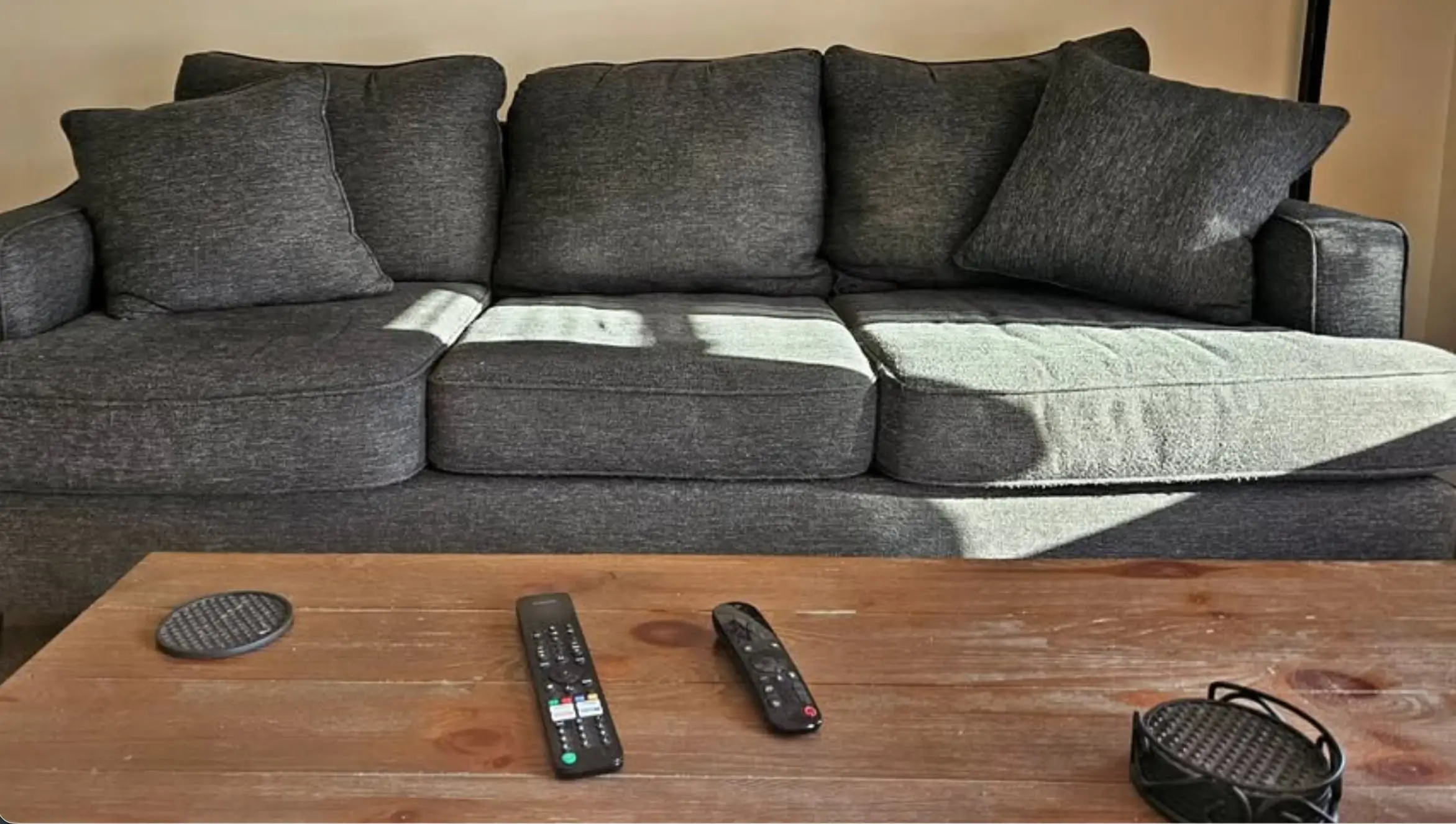 gauč s ovladačem na televizi