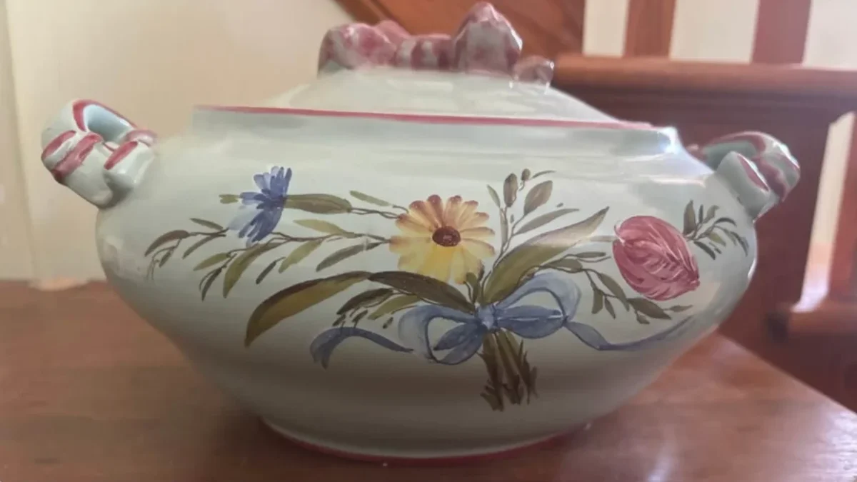 hrnec na polévku na stole